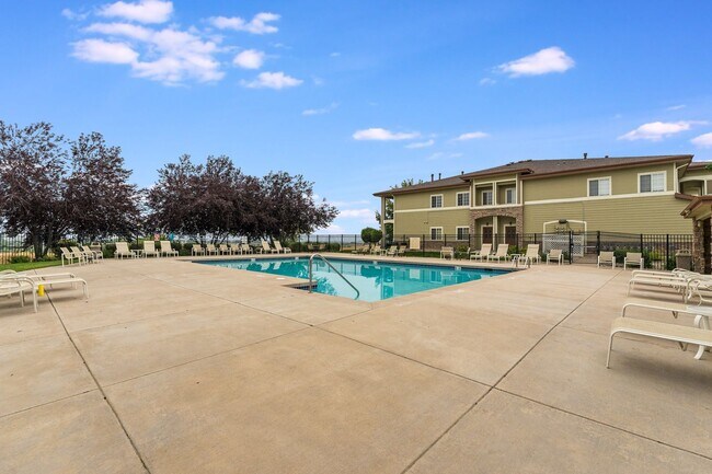 Building Photo - 2 bed/1 bath Townhome with Garage, Pool, Clubhouse