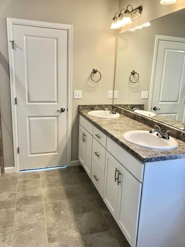 Building Photo - Gorgeous Ranch-Style House in Berthoud!