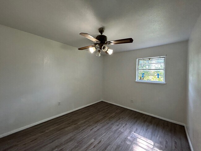 Building Photo - 712 Lakeview Dr