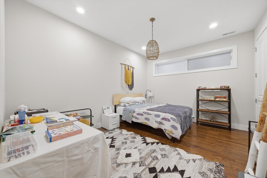 Building Photo - 2528 N Linden Pl