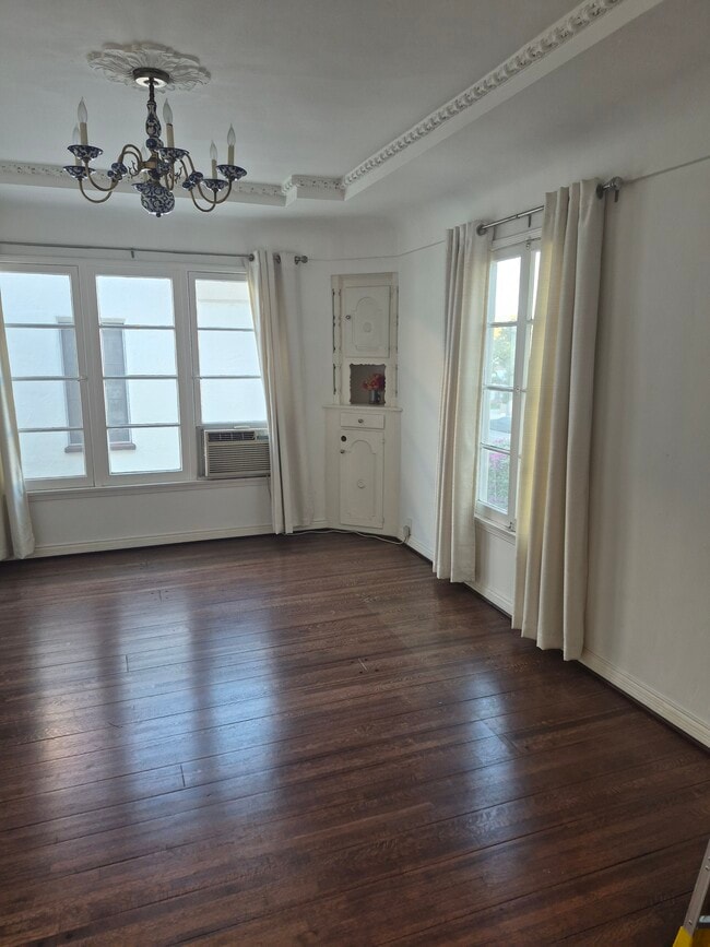 Den - 357 S Doheny Dr