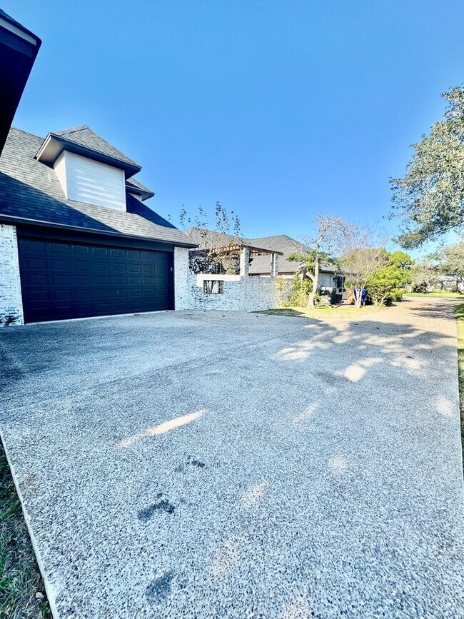 Building Photo - Elegant Estate in the Country Club Setting-Mother in law suite