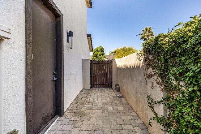 Building Photo - 3821 E Devonshire Ave