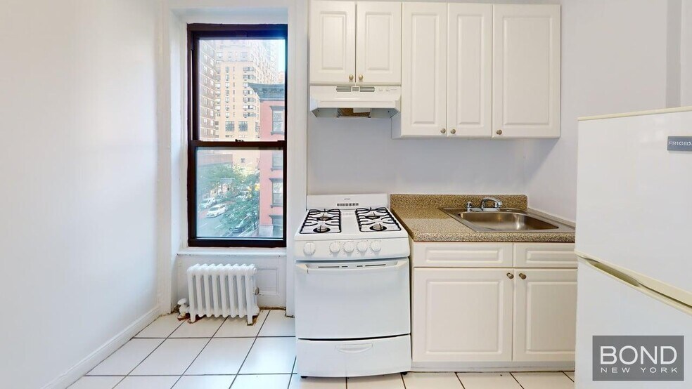Building Photo - 171 E 88th St