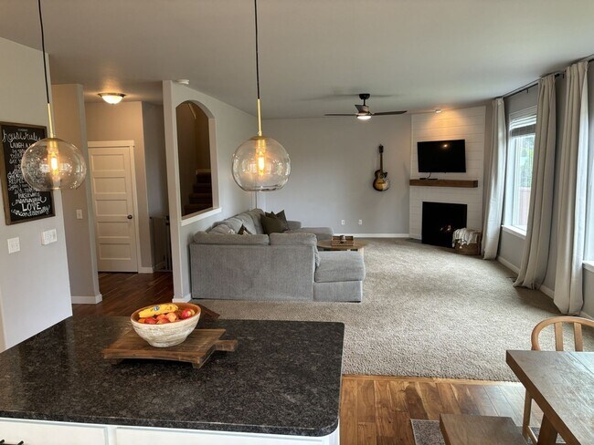 Building Photo - Stunning 4 Bed Yelm Home with Vaulted Ceilings & Modern Amenities!