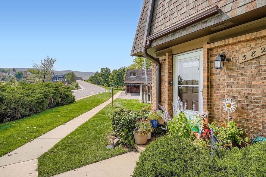 Front - 382 Gladiola St