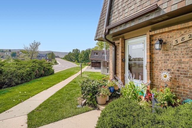 Building Photo - 382 Gladiola St