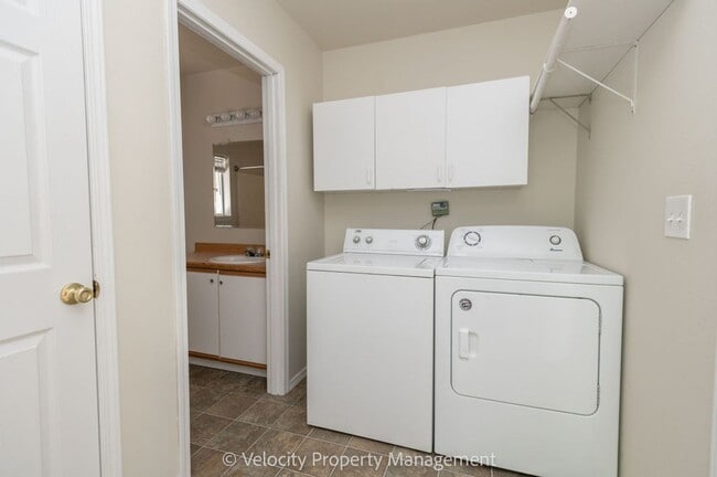 Building Photo - Bright and spacious 2 bedroom home!