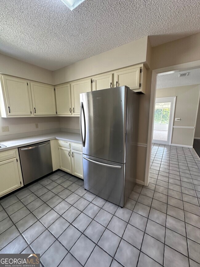 Building Photo - 214 Cypress Dr