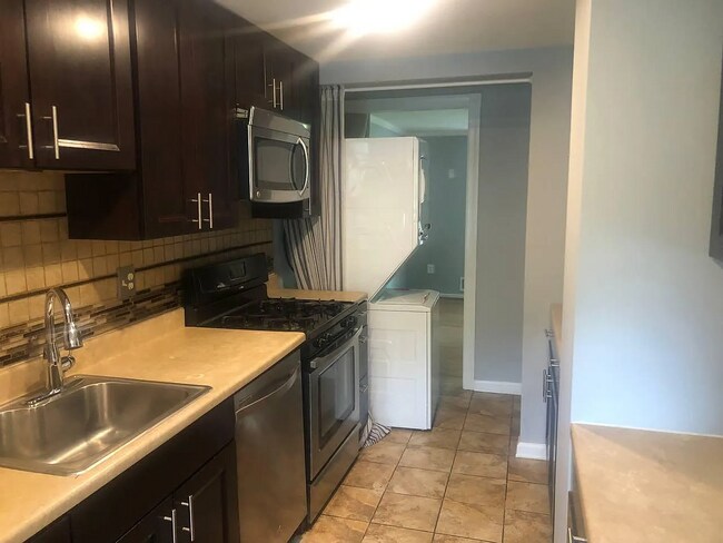 Kitchen (Washer and Dryer Included) - 1420 Deerfield Ln