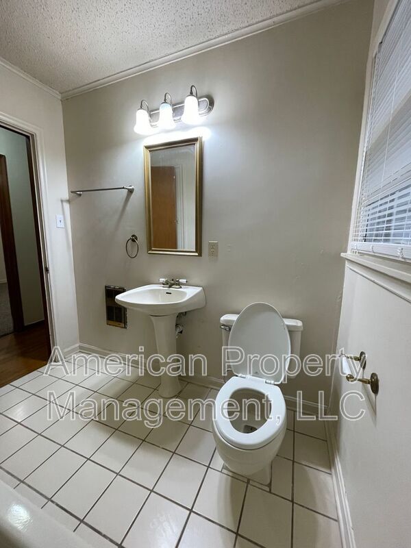 Building Photo - 2505 S Quebec Ave