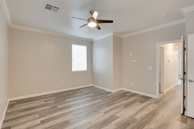 Building Photo - GATED COMMUNITY 2 BEDROOM TOWNHOUSE!