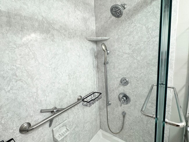 Building Photo - *Walking Distance to the Neighborhood Walmart*