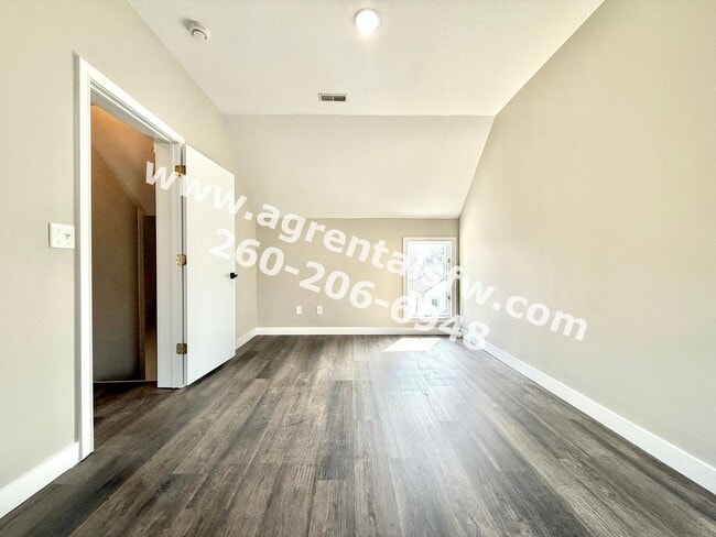 Building Photo - 615 W 4th St