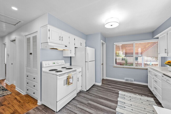 Building Photo - 44 Monroe St