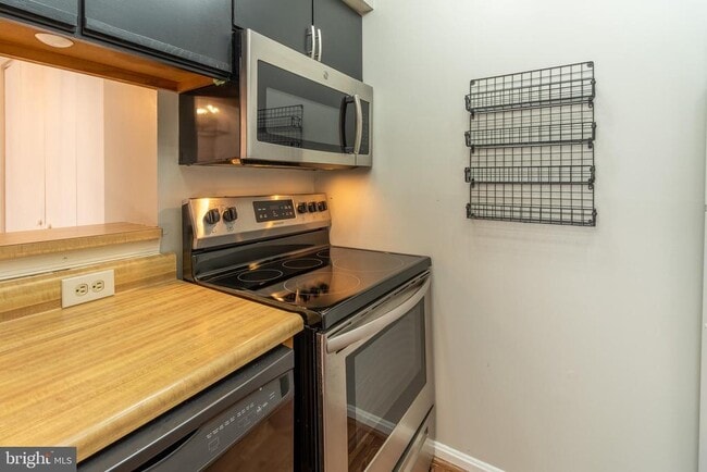 Building Photo - 1625 Carriage House Terrace