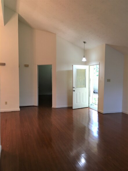 Building Photo - 12704 Hollandale Dr