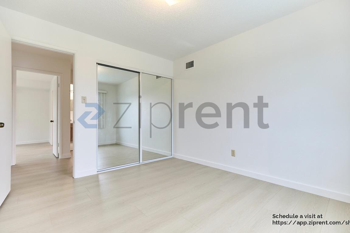 Building Photo - 630 La Presa Dr