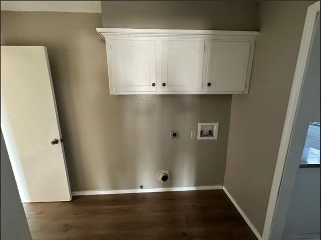 Building Photo - 4 Bed 2 Bath Available!