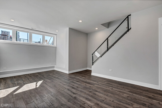 Building Photo - 1328 W Hubbard St