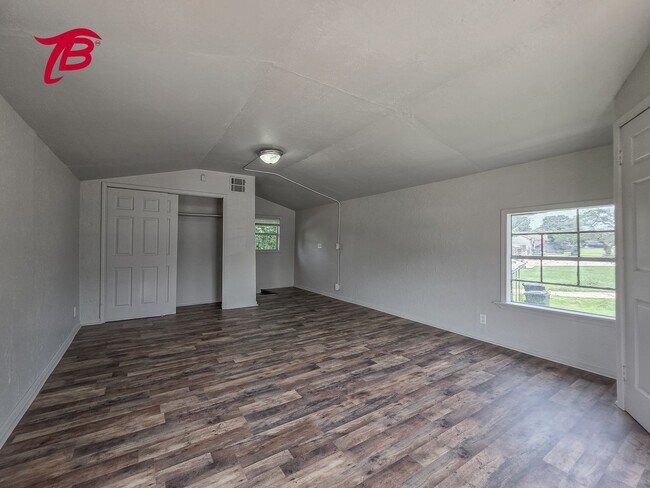 Building Photo - 2025 S Emco Dr