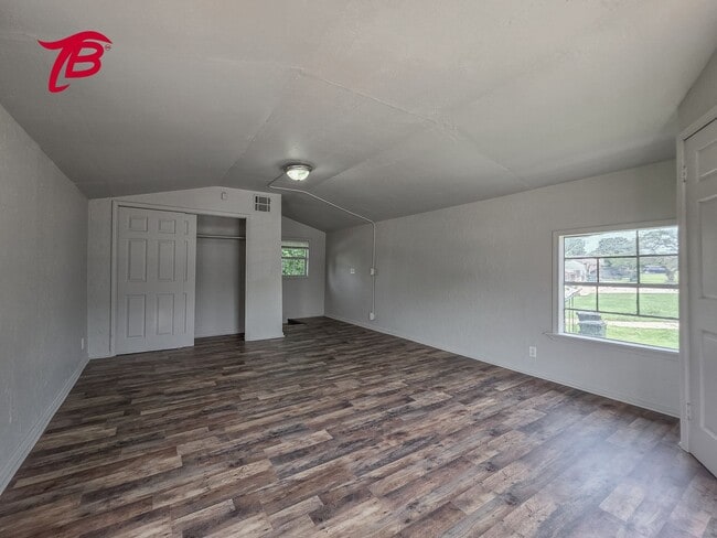 Building Photo - Spacious Split-Level 4-Bedroom Home with T...