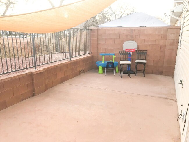 Building Photo - 3 bedroom, 2 bath townhome, end unit, great location!