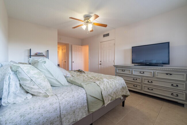 Building Photo - 3200 N Palm Aire Dr