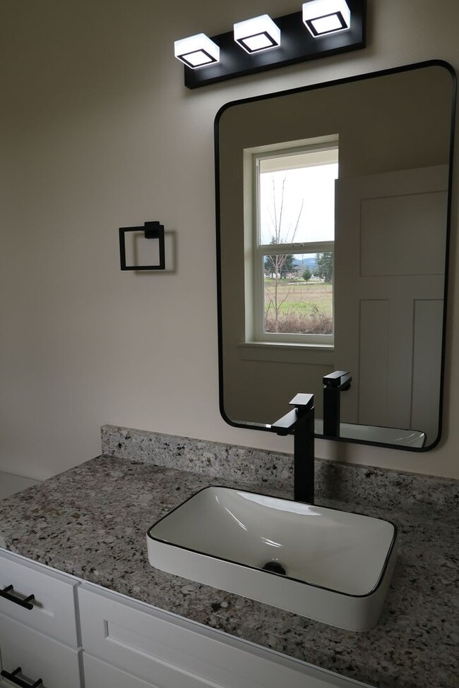 Building Photo - Seven Oaks Luxury Duplexes - New, Light, Bright, and Spacious!!