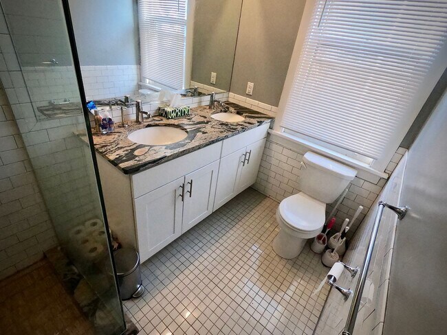 Building Photo - 5444 Claybourne St