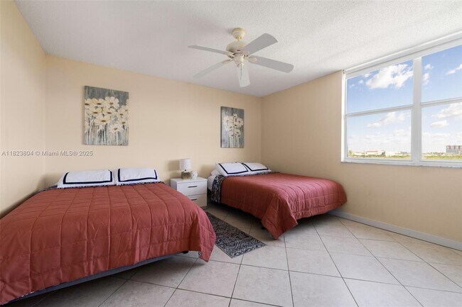 Building Photo - 3375 N Country Club Dr