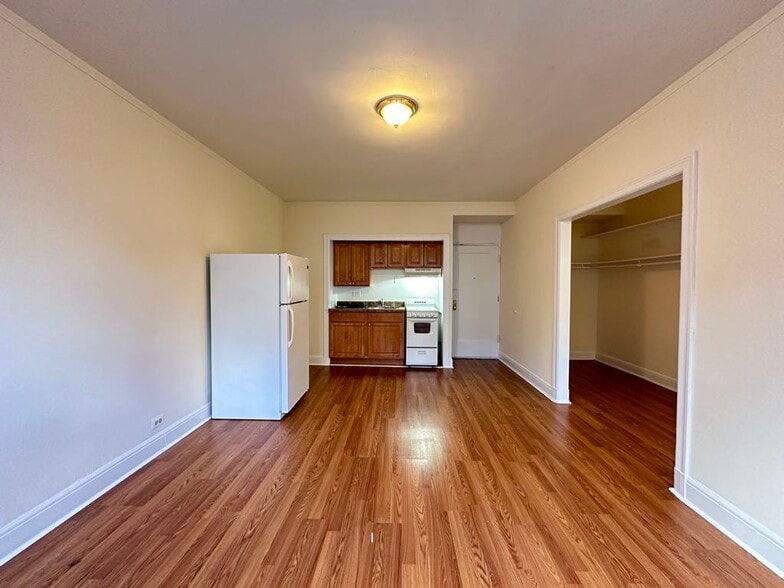 Building Photo - 3335 W Diversey Ave