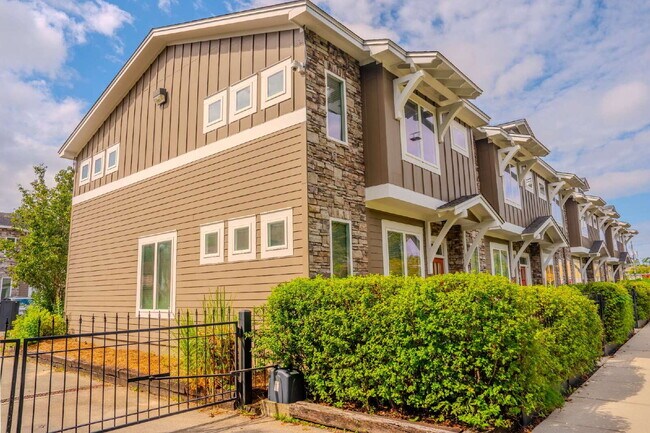 Building Photo - Leasing for FALL 2026! 3Bed/3Bath Townhouse walking distance to FSU! $800/room! FULLY FURNISHED!