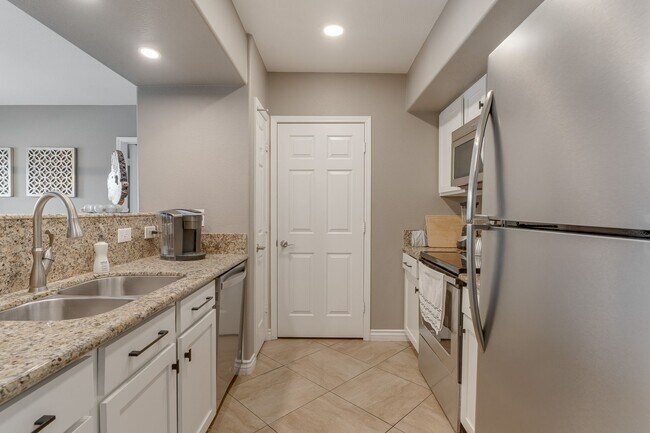 Building Photo - Bright & Airy 2-Bedroom Condo with Dual Su...