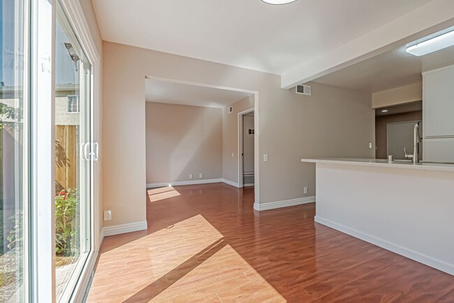 Building Photo - BEAUTIFUL REMODELED TWO STORY TOWNHOME IN ...