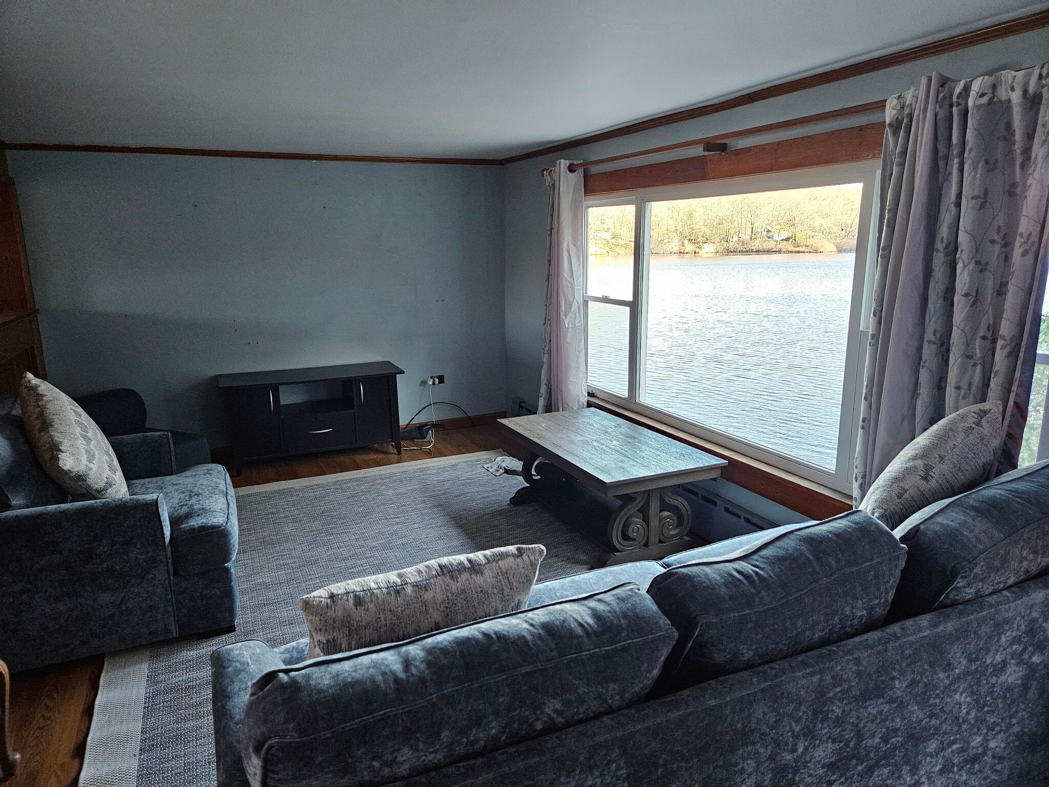 Living room with lake view - 66 Long Pond Rd S