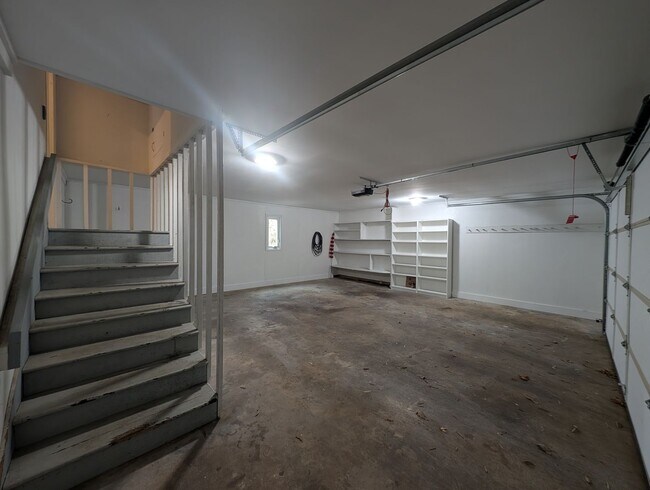 Building Photo - Charming 4 bedroom, 2.5 bath home located in the Raintree Community!