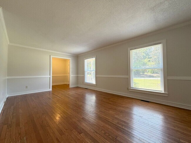 Building Photo - 121 Westview Dr