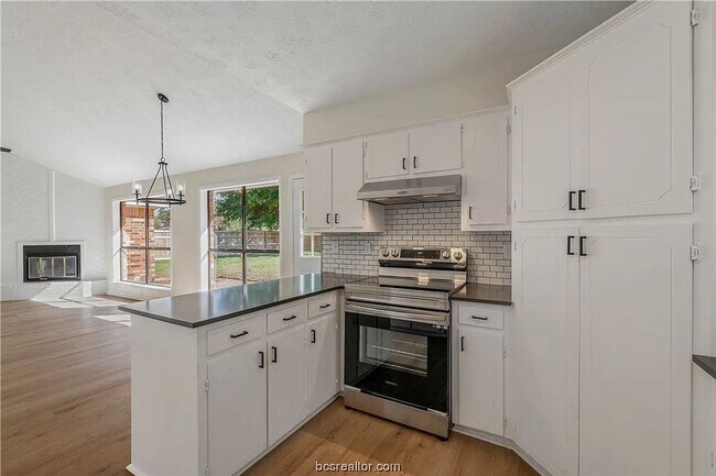 Building Photo - Take a look at this 3 bedroom 2 bath home