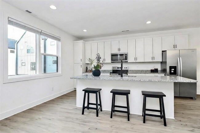 Building Photo - 206 Nelson Ave