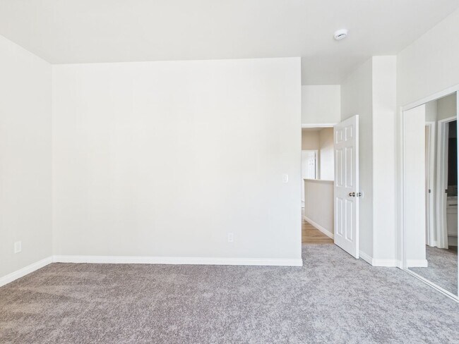 Building Photo - NEW NEW NEW remodeled -3bedroom/3bath Town...