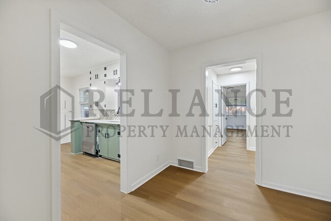 Building Photo - 2046 N Burns Ave