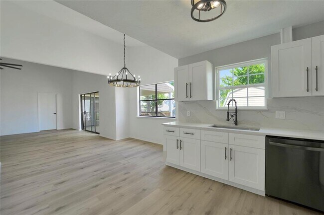 Building Photo - 964 Lake View Dr