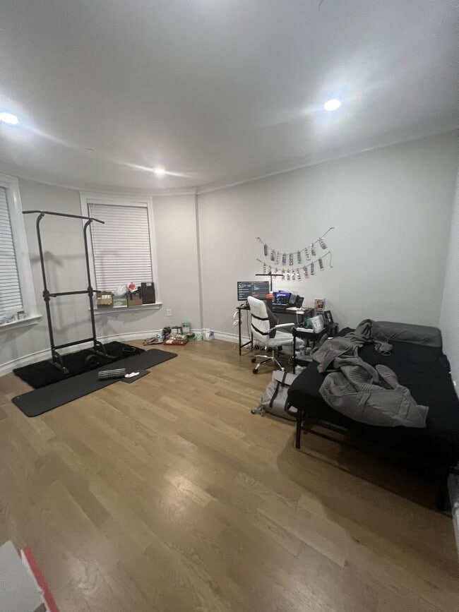 Building Photo - 4 Bedroom-No Broker Fee!
