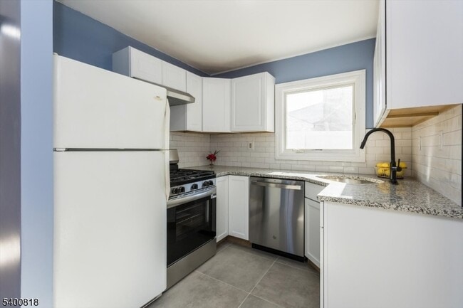 Building Photo - 1 Pine Ct