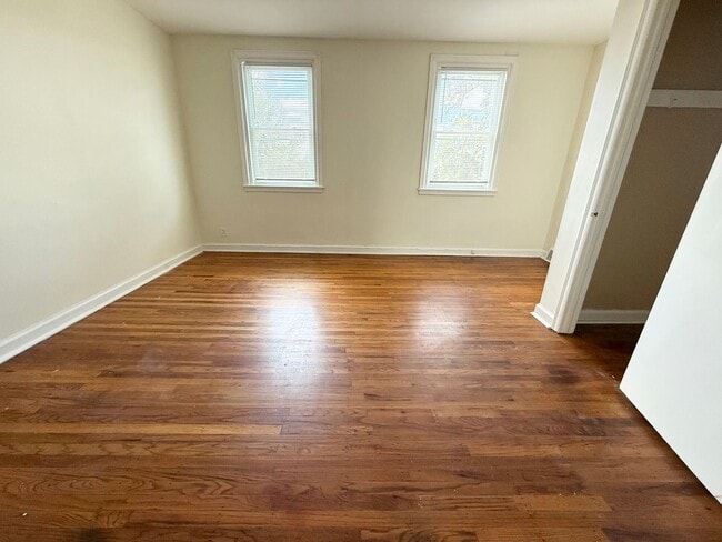 Building Photo - Gorgeous 3-Bed Townhome in Lawncrest! Available NOW!