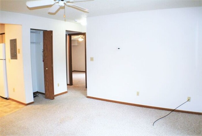 Building Photo - $1,095 | 2 Bedroom, 1 Bathroom 3rd Floor C...