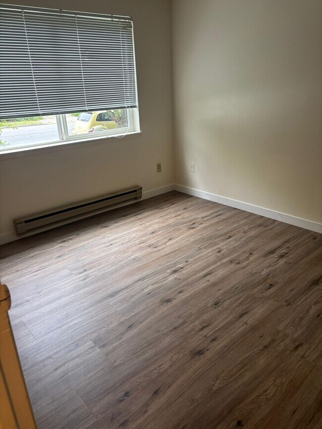 Building Photo - Beautiful ground floor unit in Lynnwood 4-plex
