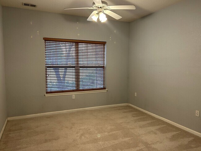 Building Photo - Comfortable 2 Bed 2 Bath Ground-Level Condo in Fort Collins