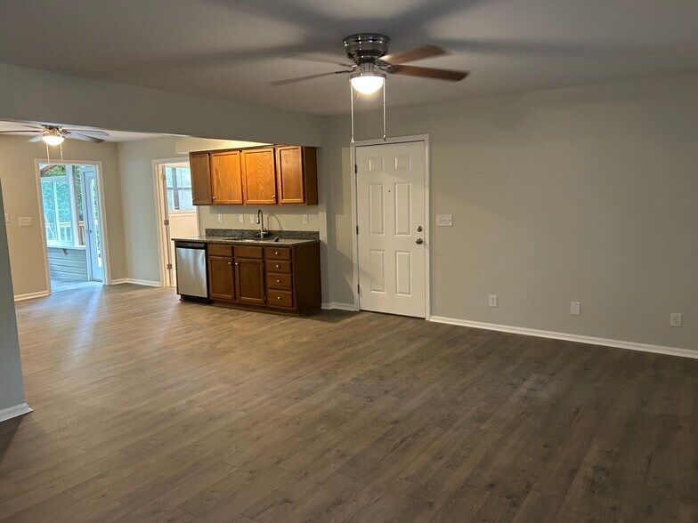 Building Photo - 600 Villard Dr
